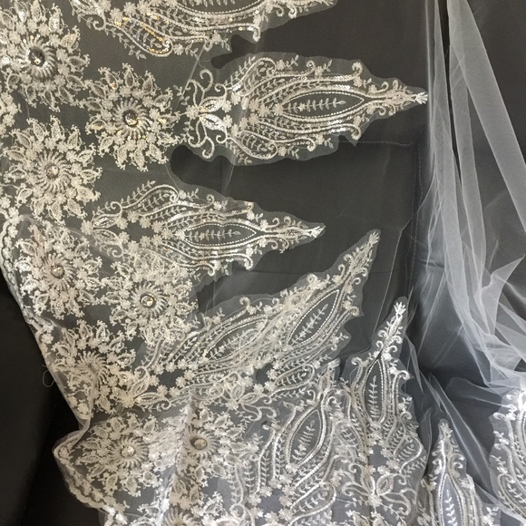 White Lace Trimmed Cathedral Veil no Comb - Picture 5 of 6